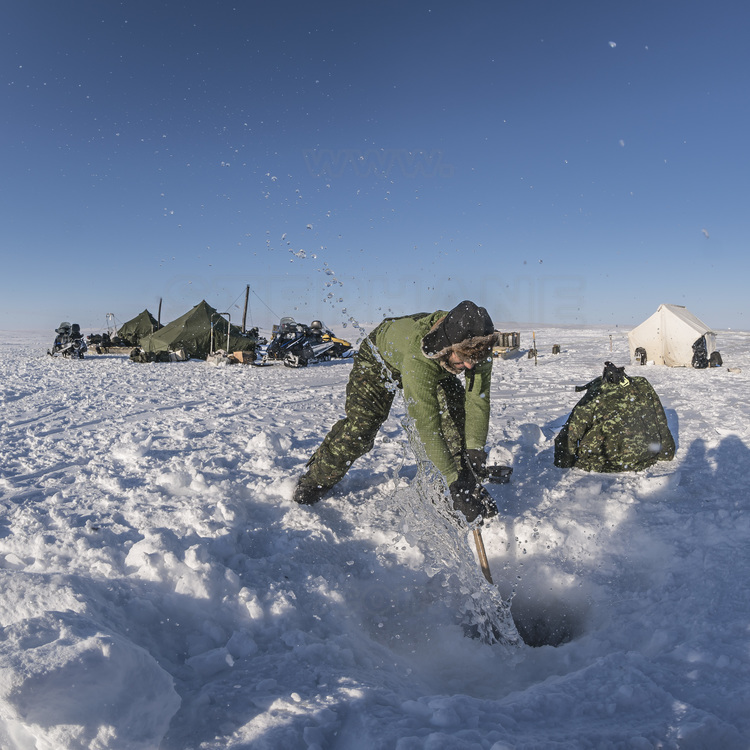 Canada - Etat du Nunavut - Opération Nunalivut 2018 - Environs de Cambridge Bay -  Camp de survie n° 1 : les militaires sont initiés par les rangers à la pêche sous glace, laquelle peut sauver des vies en cas d'isolement en région polaire. // Canada - State of Nunavut - Operation NUNALIVUT 2018 - Surroundings of Cambridge Bay - Survival Camp # 1: Soldiers are initiated by the Rangers into ice fishing, which can save lives in polar isolation.