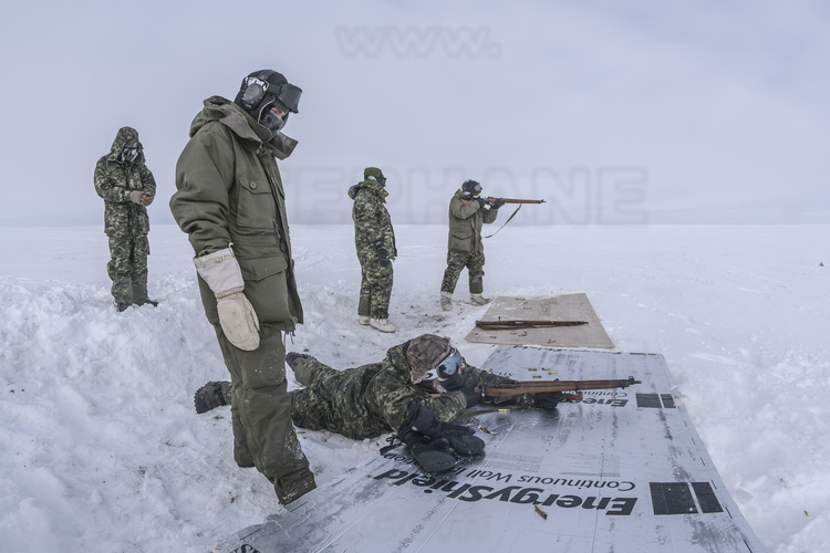 Canada - State of Nunavut - Operation NUNALIVUT 2018 - Surroundings of Cambridge Bay - Shooting Training Camp. The military trains with unsophisticated weapons, whose main quality is reliability at very low temperatures. These rifles are also intended to protect themselves from predatory animals (polar bears).
