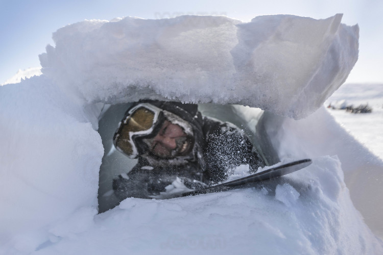 Canada - Etat du Nunavut - Opération Nunalivut 2018 - Environs de Cambridge Bay - Camp de survie n° 2, installé sur une baie du passage du Nord Ouest. Le rangers Tommy Epakolak montre aux militaires comment fabriquer un igloo d'urgence en moins de deux heures. Un savoir faire indispensable en miliieu polaire, où cet abri de fortune peut sauver des vies en cas de problème mécanique ou de météo qui se dégrade subitement (blizzard). // Canada - State of Nunavut - Operation NUNALIVUT 2018 - Surroundings of Cambridge Bay - Survival Camp 2, located on a bay in the Northwest Passage. Rangers Tommy Epakolak shows the military how to make an emergency igloo in less than two hours. Essential know-how in the polar environment, where this makeshift shelter can save lives in the event of a mechanical problem or weather that is suddenly degraded (blizzard).