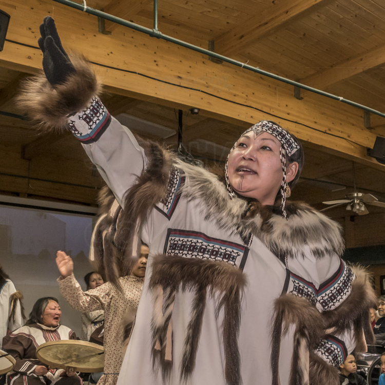 Canada - Etat du Nunavut - Opération Nunalivut 2018 - Village de Cambridge Bay (1700 habitants), principale communauté sur le passage du Nord Ouest. Ici, 85 % des habitants sont inuits. Le Community Day permet aux militaires de rencontrer les villageois et d'expliquer l'opération et leur présence dans la région. C'est aussi l'occasion pour les locaux de spectacles de danses et de chants. // Canada - State of Nunavut - Operation Nunalivut 2018 - Village of Cambridge Bay (1700 inhabitants), the main community on the Northwest Passage. Here, 85% of the inhabitants are Inuit. Community Day allows the military to meet the villagers and explain the operation and their presence in the area. It is also an opportunity for local dance and song performances.