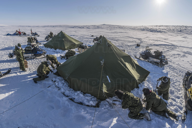 Canada - Etat du Nunavut - Opération Nunalivut 2018 - Environs de Cambridge Bay -  Arrivée au camp de survie n° 1 - Les deux tentes sont montées par - 58° C en ressenti (windchill). //  Canada - State of Nunavut - Operation NUNALIVUT 2018 - Surroundings of Cambridge Bay - Arrival at Survival Camp # 1 - Both tents are risen by - 58 ° C felt (windchill).