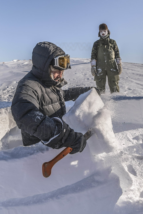 Canada - State of Nunavut - Operation NUNALIVUT 2018 - Surroundings of Cambridge Bay - Survival Camp 2, located on a bay in the Northwest Passage. Rangers Tommy Epakolak shows the military how to make an emergency igloo in less than two hours. Essential know-how in the polar environment, where this makeshift shelter can save lives in the event of a mechanical problem or weather that is suddenly degraded (blizzard).