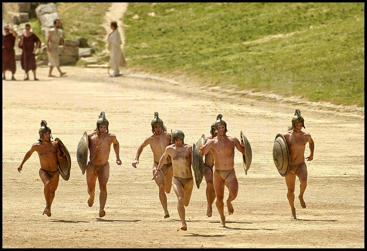 D’une longueur de deux stades (2 x 192 m), la course en armes des hoplites (hoplitodromos), était ouverte aux athlètes de toutes les disciplines confondues.