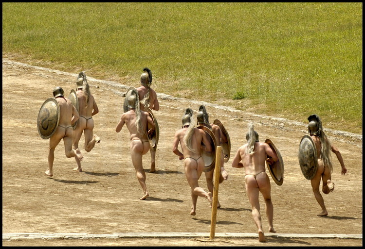 D’une longueur de deux stades (2 x 192 m), la course en armes des hoplites (hoplitodromos), était ouverte aux athlètes de toutes les disciplines confondues. Les coureurs à la mi-course après avoir négocié le demi-tour matérialisé par le poteau en bois.