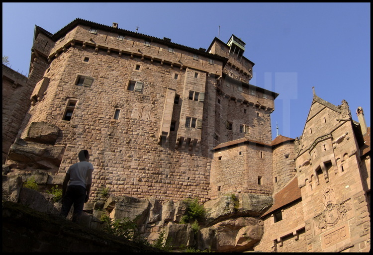 Contreforts sud du donjon vus depuis l’entrée principale du château. Dominant la plaine d'Alsace à une altitude de 755 m, le château du Haut-Kœnigsbourg est l'un des sites touristiques les plus fréquentés en France, avec près de 500 000 visiteurs par an. Appartenant à l'État français depuis 1919, le site fut transféré par l'État au Conseil général du Bas-Rhin en janvier 2007 (transfert qui fut le premier bien patrimonial transféré par l'État parmi une liste de 176).
