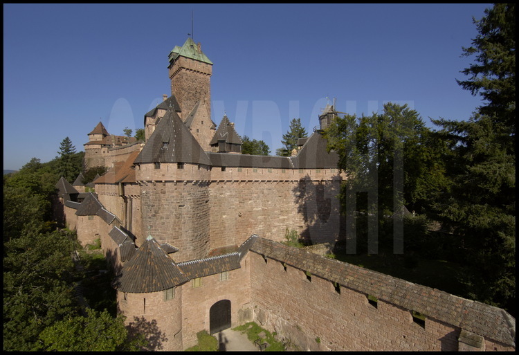 Façade est du château. Dominant la plaine d'Alsace à une altitude de 755 m, le château du Haut-Kœnigsbourg est l'un des sites touristiques les plus fréquentés en France, avec près de 500 000 visiteurs par an. Appartenant à l'État français depuis 1919, le site fut transféré par l'État au Conseil général du Bas-Rhin en janvier 2007 (transfert qui fut le premier bien patrimonial transféré par l'État parmi une liste de 176).