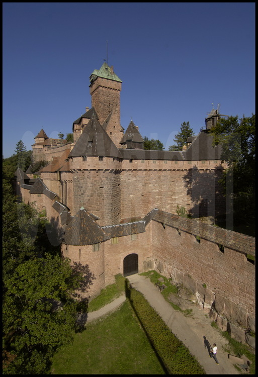 Façade est du château. Dominant la plaine d'Alsace à une altitude de 755 m, le château du Haut-Kœnigsbourg est l'un des sites touristiques les plus fréquentés en France, avec près de 500 000 visiteurs par an. Appartenant à l'État français depuis 1919, le site fut transféré par l'État au Conseil général du Bas-Rhin en janvier 2007 (transfert qui fut le premier bien patrimonial transféré par l'État parmi une liste de 176).