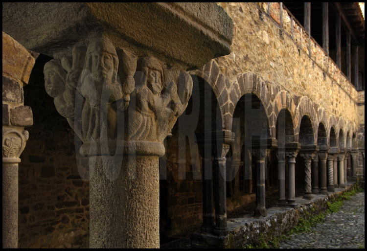 Chapiteau sculpté de la galerie est du cloître. Construite en 1057 par St-Robert, est la seule abbaye d'Auvergne à avoir gardé son cloître roman. Elle possède des fresques romanes, dont la très belle fresque de style byzantin de son réfectoire. On y conserve la copie en frêne du fameux Christ roman en bois polychrome qui est actuellement conservé au Louvre. L'abbaye hébergea des bénédictines jusqu'à la révolution.